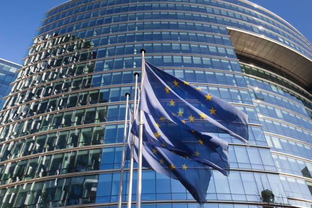 La UE revisa las investigaciones sobre Apple, Google y Meta