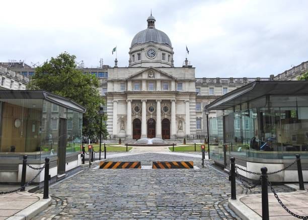 Fianna Fáil y Fine Gael acuerdan una coalición que asegura mayoría parlamentaria hasta 2027