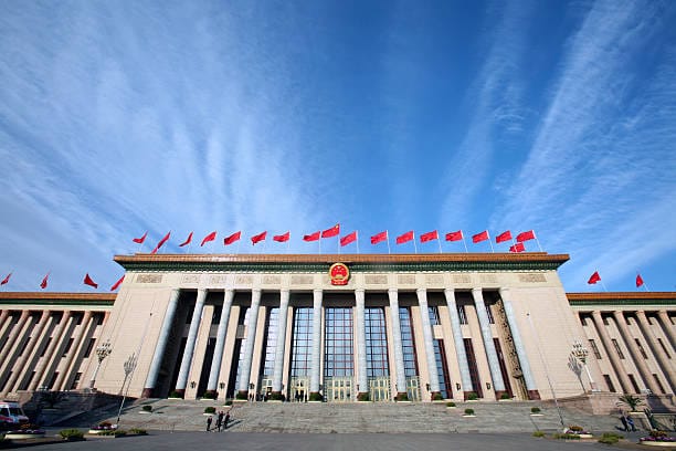 China impulsa medidas para estabilizar su mercado bursátil ante amenazas de aranceles de Trump