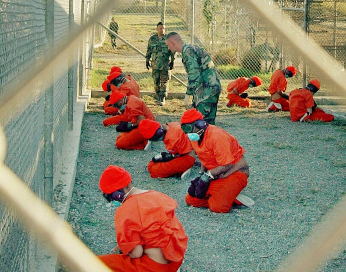EEUU traslada a 11 presos yemeníes detenidos de Guantánamo a Omán tras más de dos décadas de reclusión sin cargos