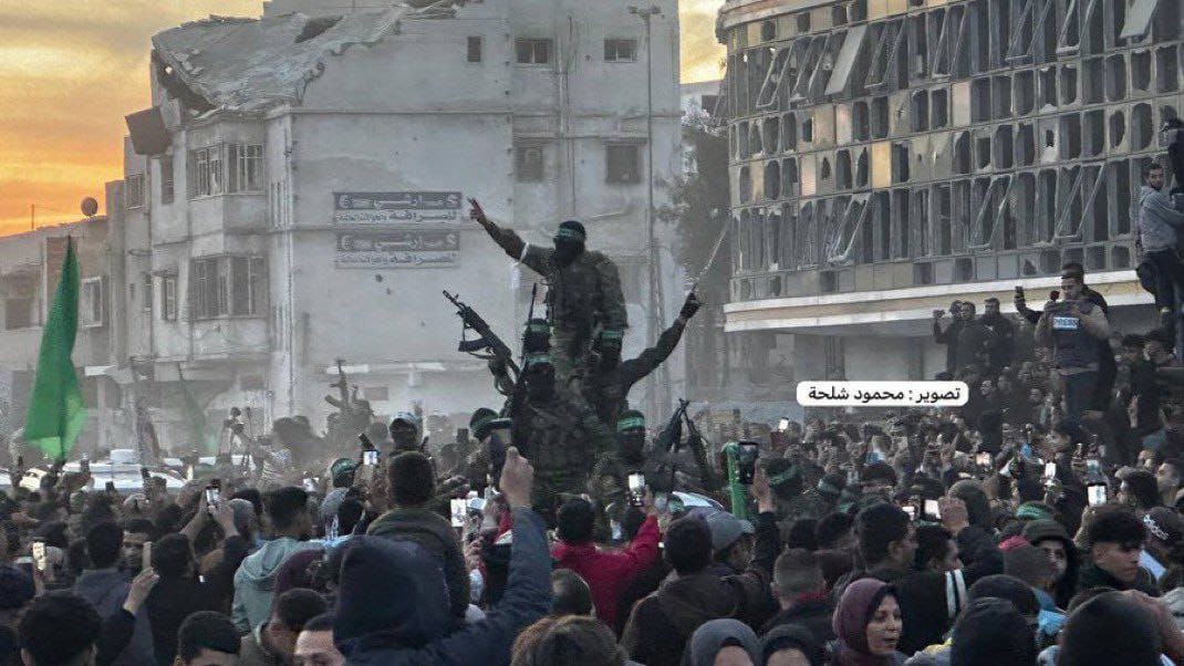 Celebraciones, desfiles de la resistencia y liberación de prisioneros israelíes tras el alto el fuego en Gaza