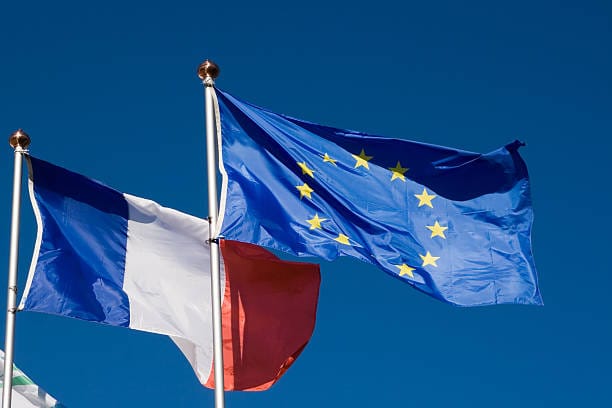 La Comisión Europea valida el presupuesto del Gobierno francés mientras el país afronta restricciones en contrataciones públicas