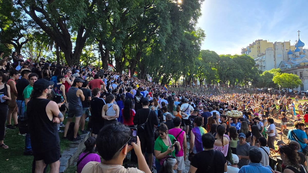 Miles se movilizan en Buenos Aires contra el discurso anti-LGBTI del presidente Milei