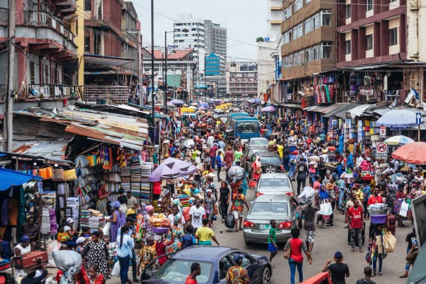 Nigeria busca integrar su economía sumergida de 146 mil millones de dólares en su PIB