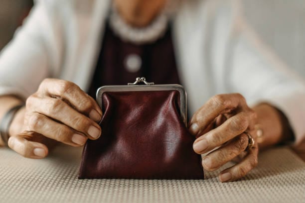 El 53% la población sénior del Estado español  ayuda económicamente a su familia