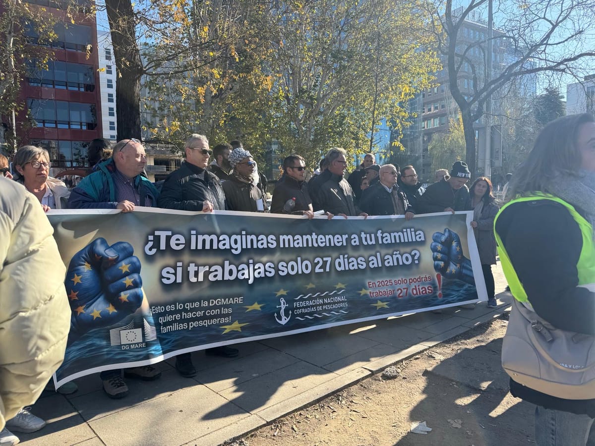 La flota de arrastre andaluza se paraliza en protesta por los recortes en los días de faena