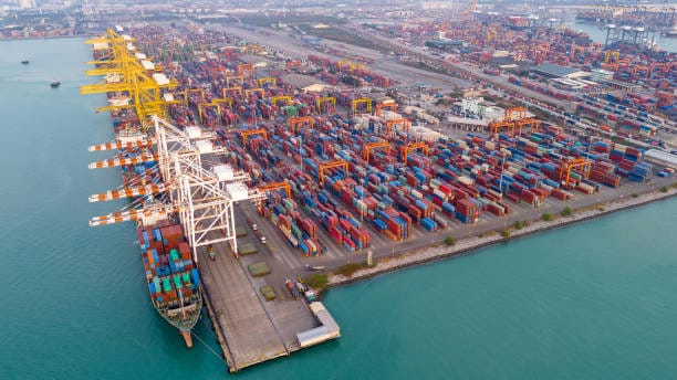 China registra un superávit comercial récord cercano al billón de dólares en 2024