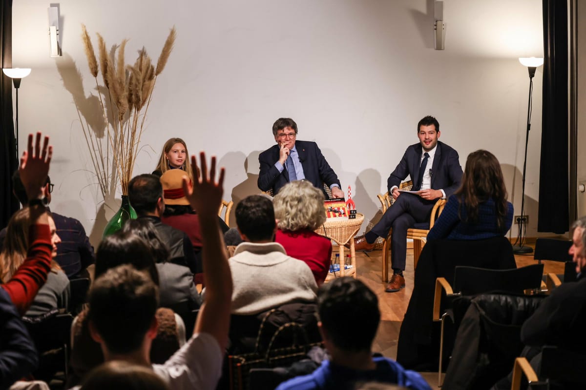 Puigdemont suspende negociaciones con el PSOE y pide "una reunión urgente" en Suiza