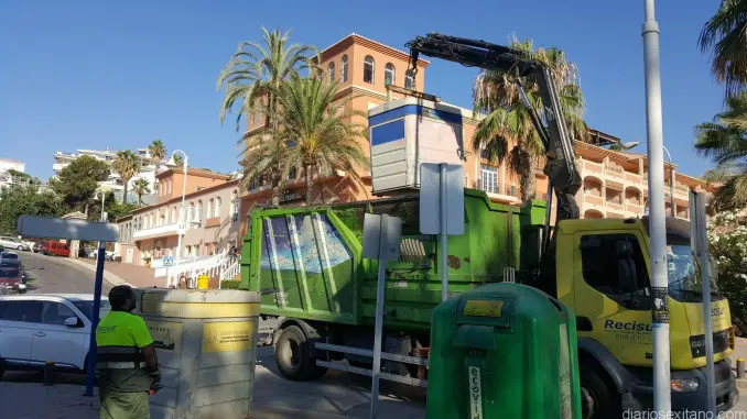 Un hombre es rescatado de un camión de basura en Granada, tras refugiarse en un contenedor por el frío