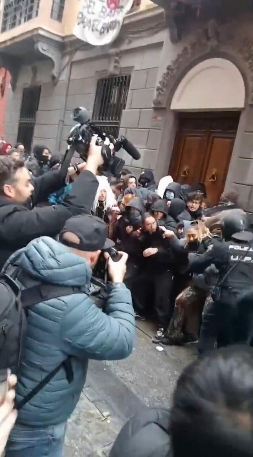 Cargas policiales y resistencia frente al intento de desalojo del CSO de Calle Azacayas en Granada
