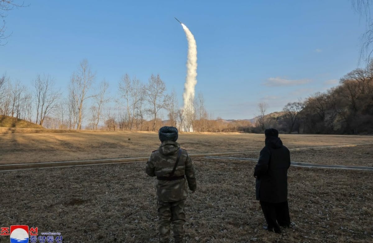 Corea del Norte prueba un nuevo sistema de misiles estratégicos bajo la supervisión de Kim Jong Un