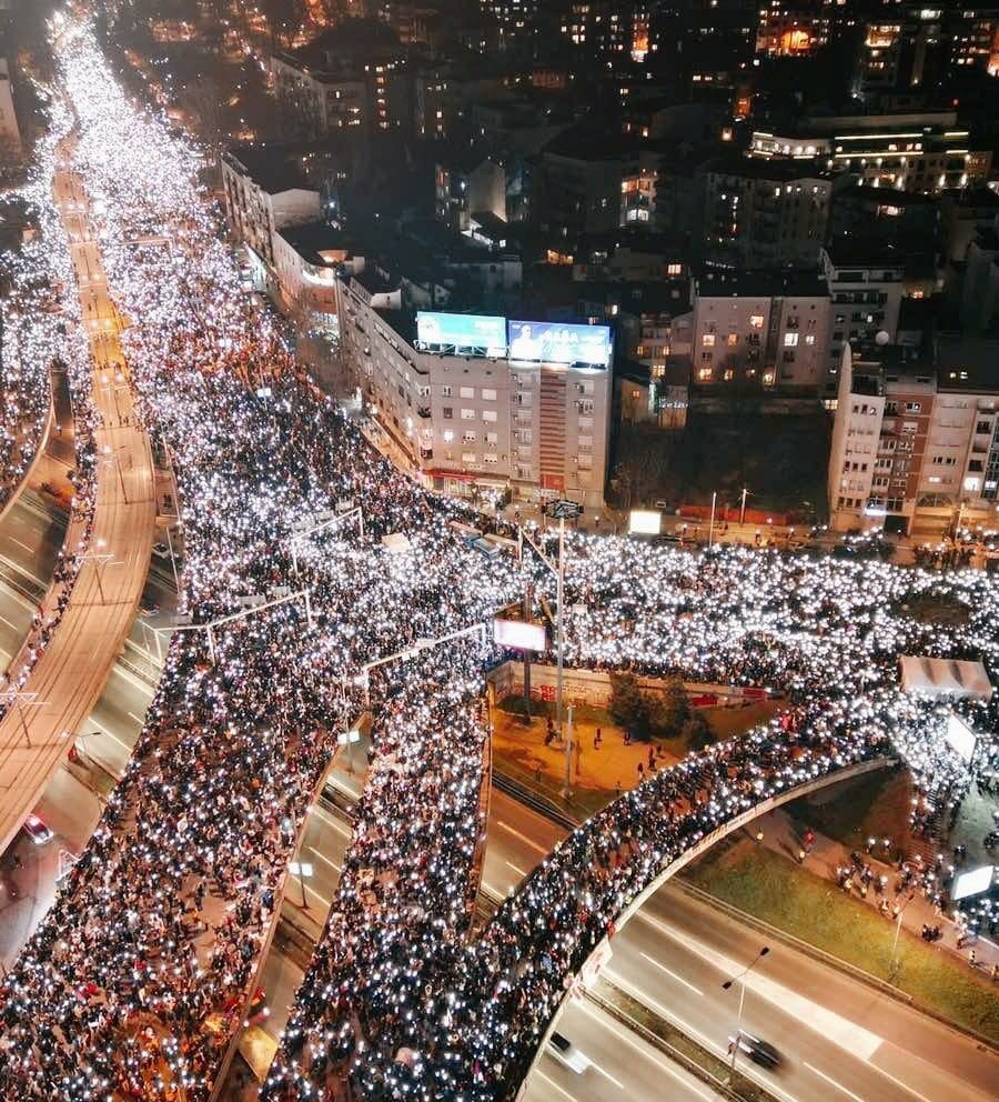 Los estudiantes serbios fuerzan la dimisión del primer ministro en las mayores protestas desde Milosevic