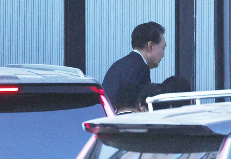El presidente surcoreano Yoon Suk Yeol es detenido por la investigación sobre ley marcial