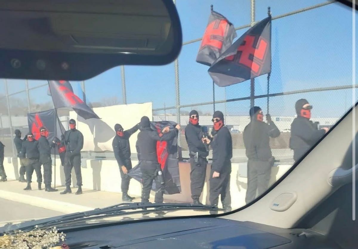 Residentes de la comunidad histórica afroamericana en Ohio enfrentan a neonazis