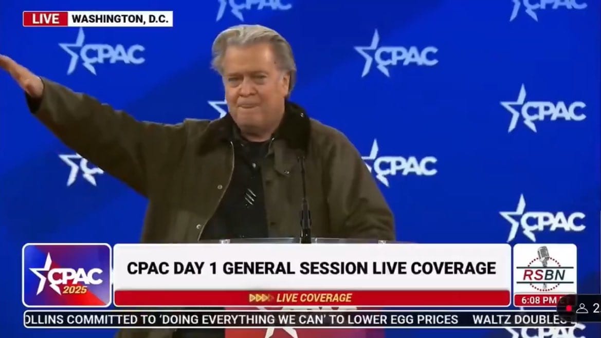 Steve Bannon hace un saludo nazi en el principal evento de la extrema derecha estadounidense