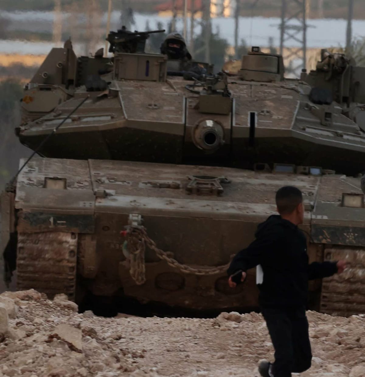 Israel despliega tanques en Cisjordania y Hamas suspende negociaciones sobre Gaza