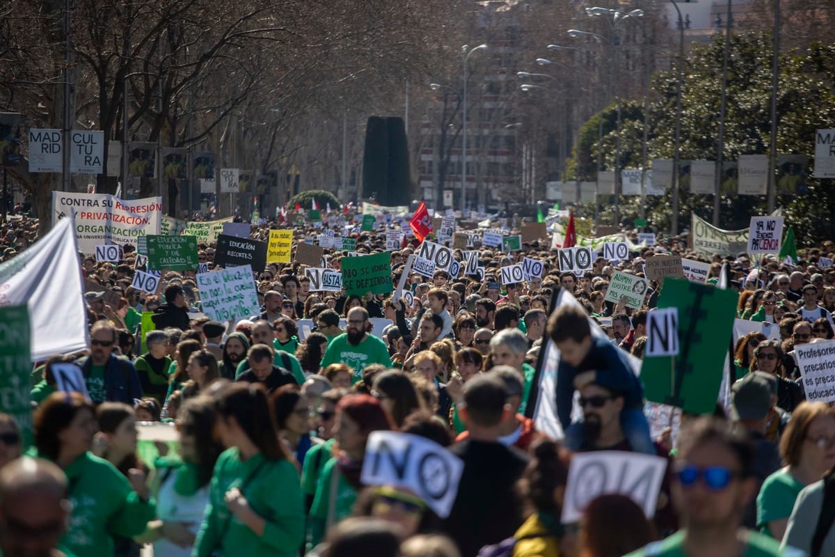 Decenas de miles de personas se manifiestan en Madrid en defensa de la educación pública