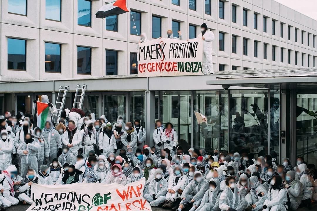 Activistas pro-palestinos bloquean la sede de Maersk en Copenhague