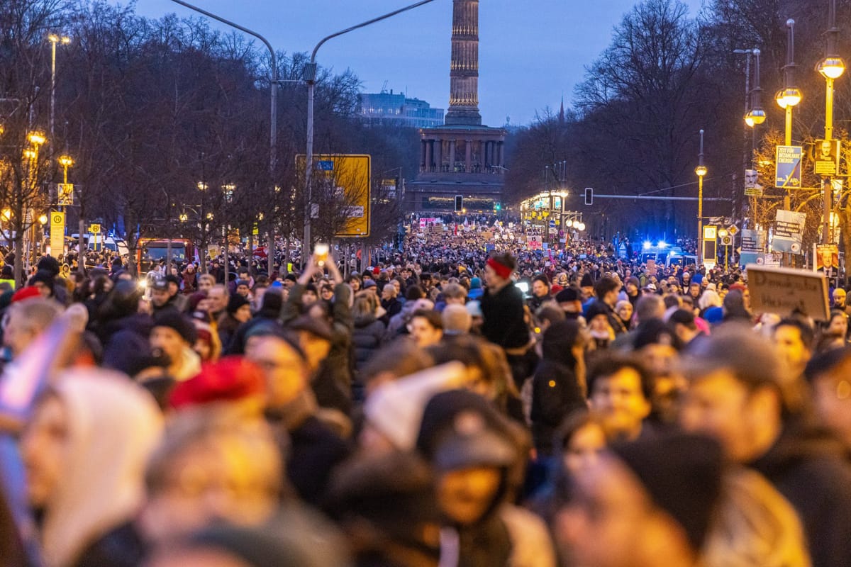 Multitudinaria protesta en Berlín contra el acercamiento de la CDU a la extrema derecha
