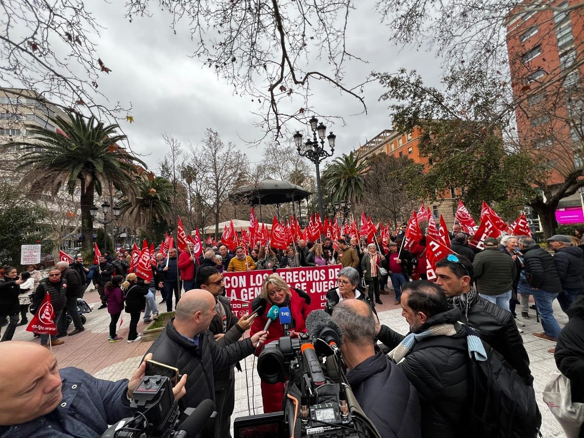 CCOO y UGT se manifiestan en contra de la oposición en unas protestas poco concurridas
