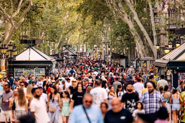 Las instituciones económicas y políticas son las que más desconfianza generan en la población