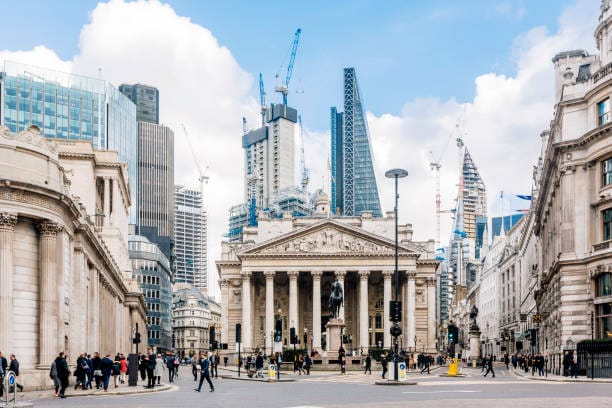 El Banco de Inglaterra recorta tasas, espera mayor inflación y crecimiento más débil