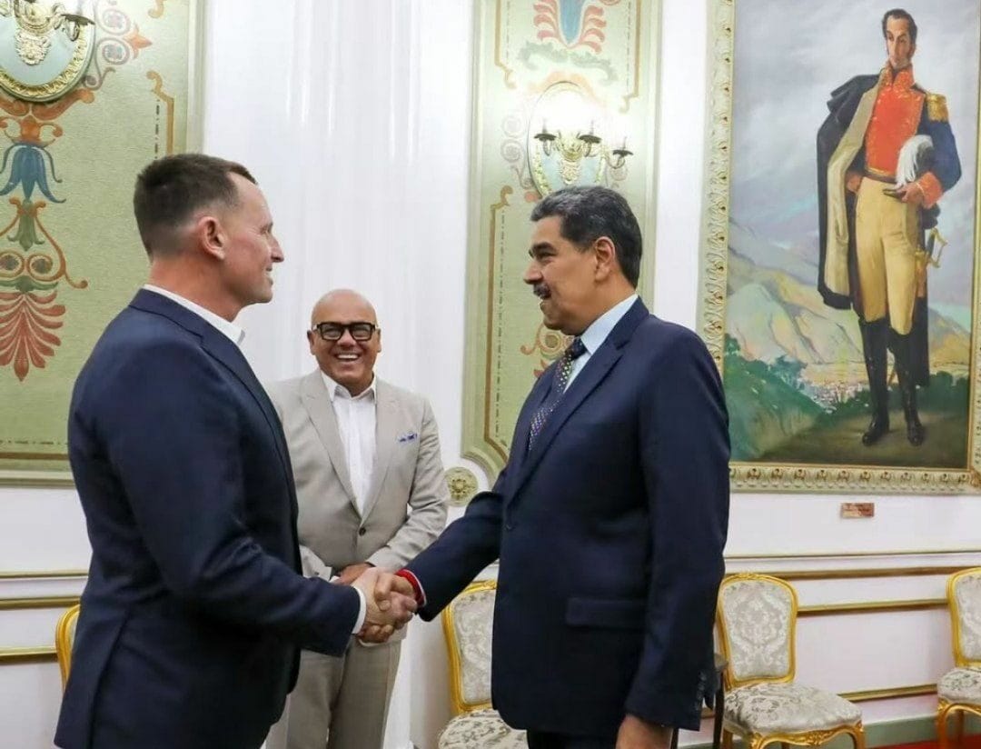 Richard Grenell visita Venezuela para negociar la liberación de estadounidenses y deportaciones