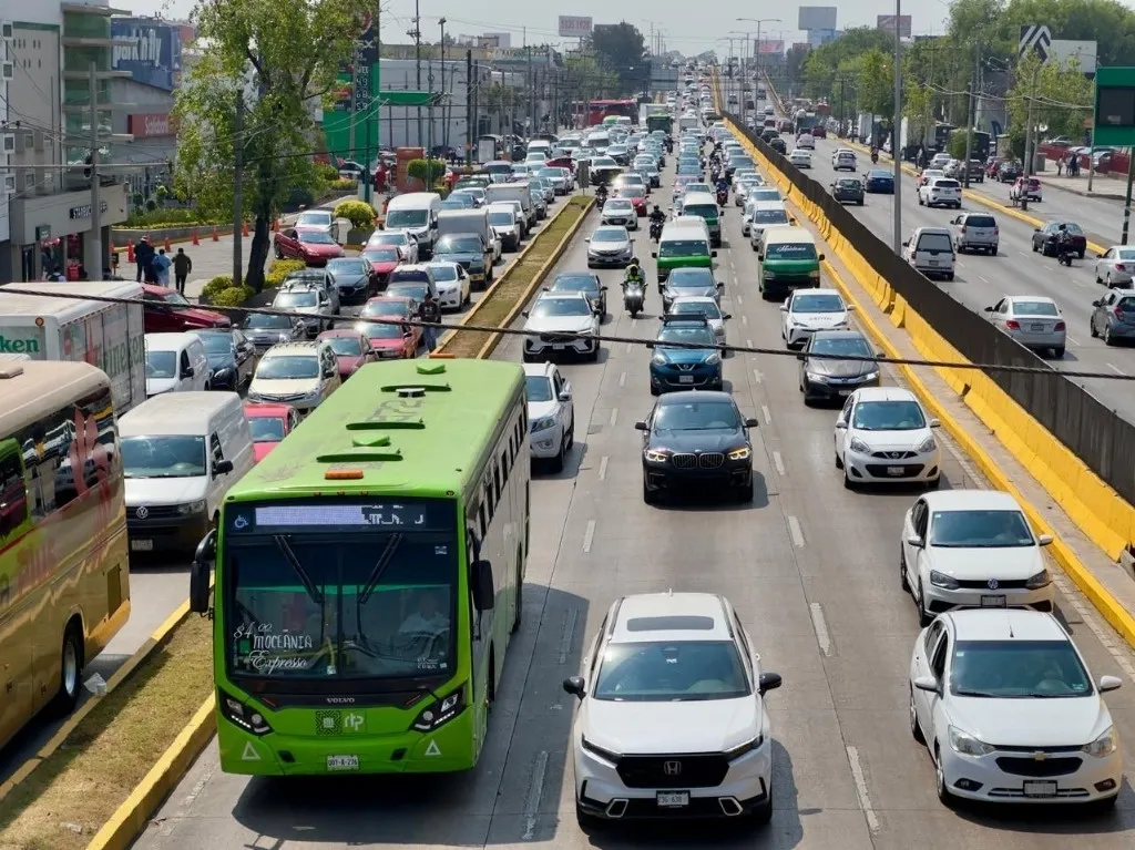 Transportistas bloquean carreteras en el Valle de México en protesta contra extorsiones y abusos