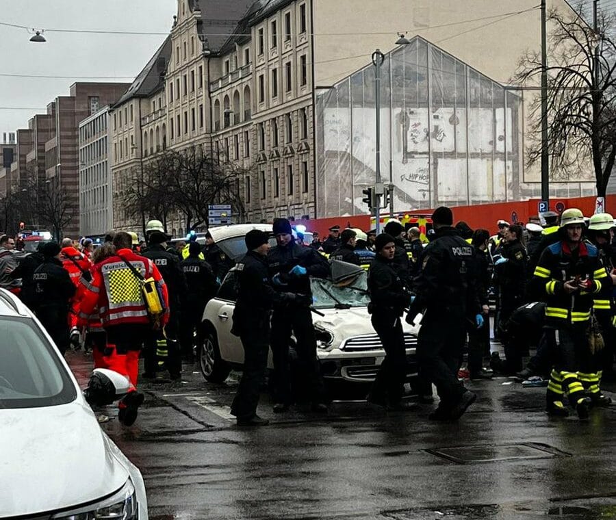 Un conductor embiste una manifestación sindical en Múnich y deja al menos 21 heridos