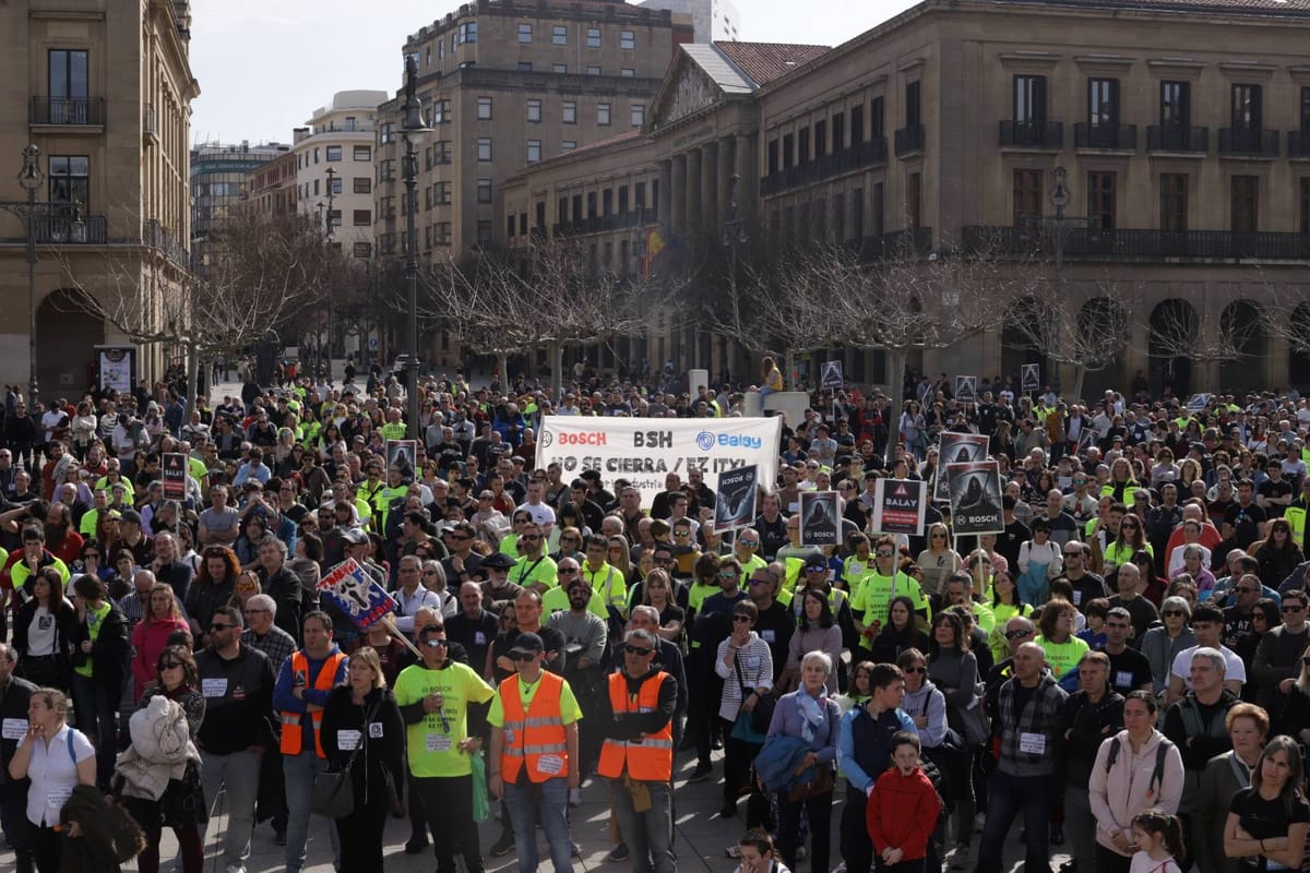 Miles de personas se movilizan contra los despidos masivos en la industria de Nafarroa