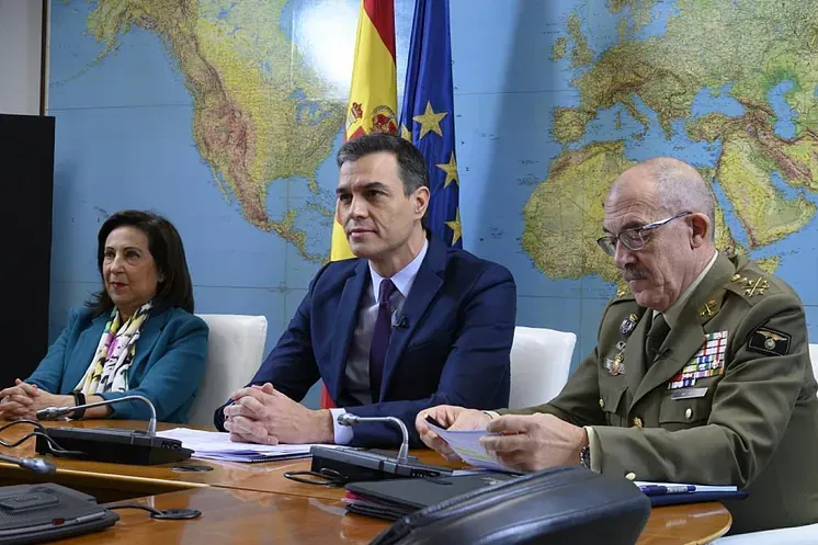 Sánchez sube la paga a los militares