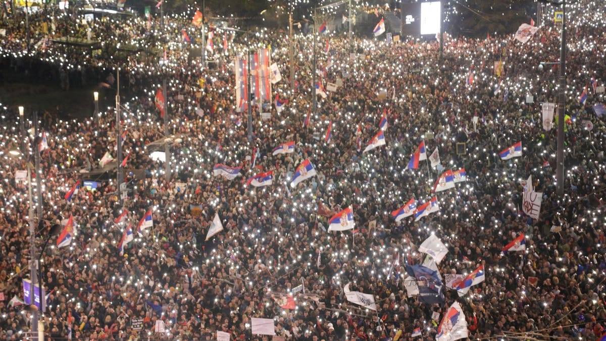 Controversia en Serbia por el uso de un cañón de sonido en las protestas
