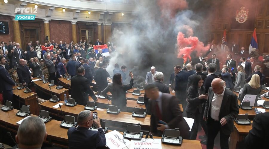 La oposición serbia irrumpe en el parlamento con bengalas y botes de humo