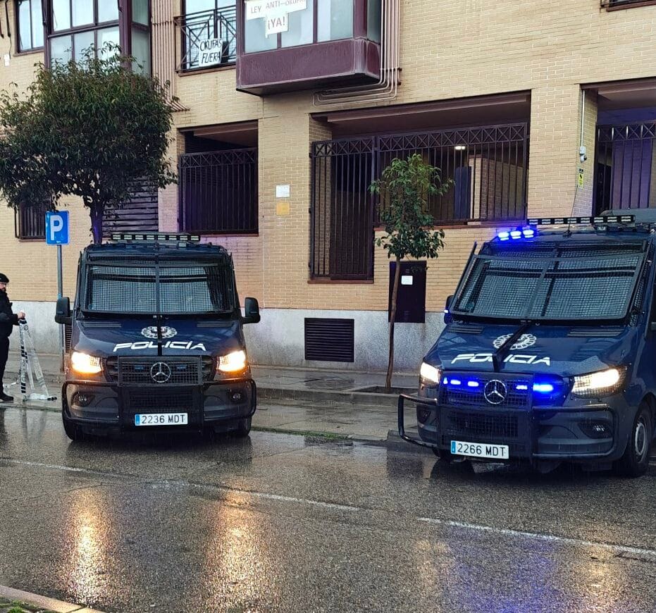 La Sareb desahucia siete familias en Puente de Vallecas