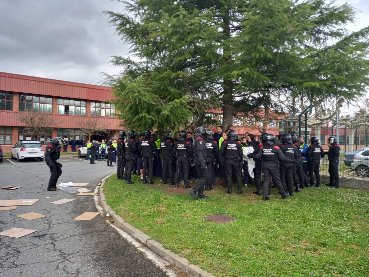 Cargas policiales contra los trabajadores de BSH en Ezkiroz