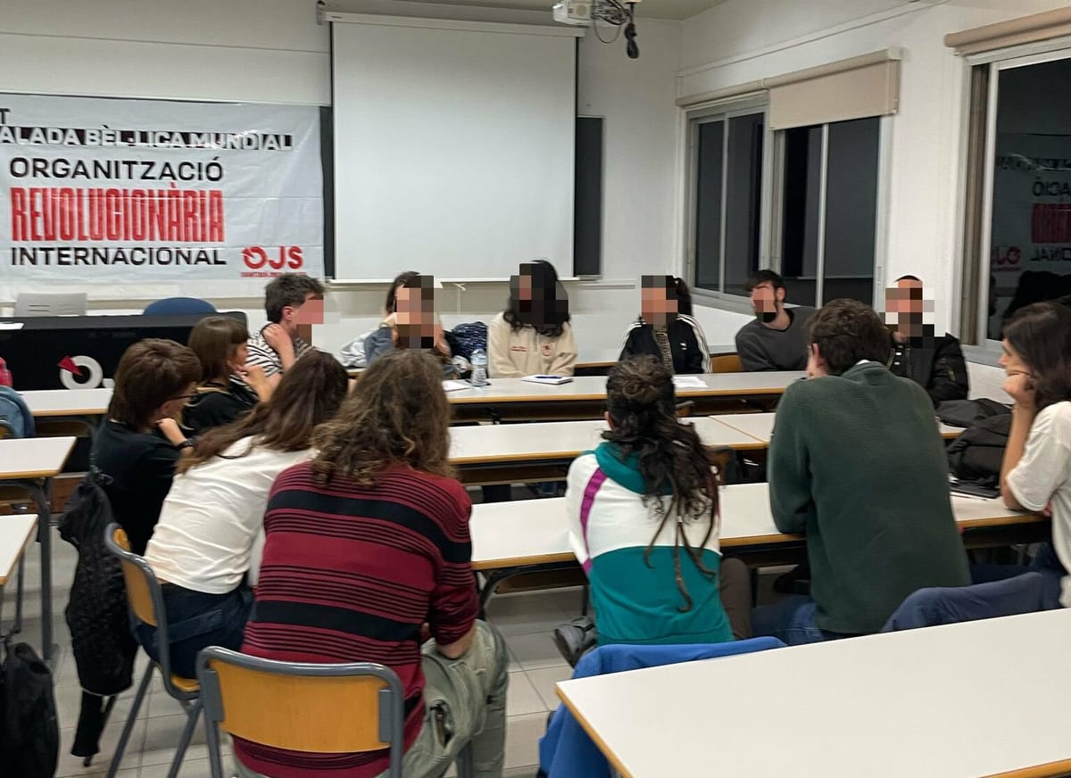 Identificación policial a estudiantes en la Universidad de Alicante durante una mesa informativa