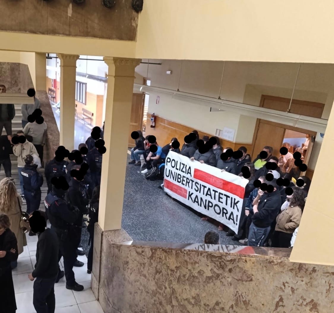 Suspendida una charla de la Ertzaintza en la Universidad del País Vasco tras una protesta estudiantil