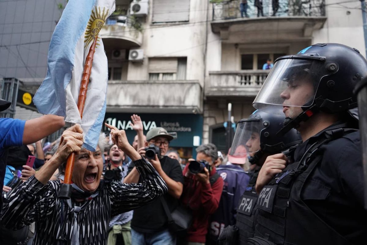 Movilizaciones de jubilados y huelga de transportistas en Argentina
