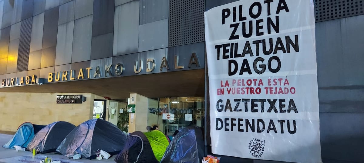Dos jóvenes siguen encadenadas en el Ayuntamiento de Burlata en defensa del Gaztetxe