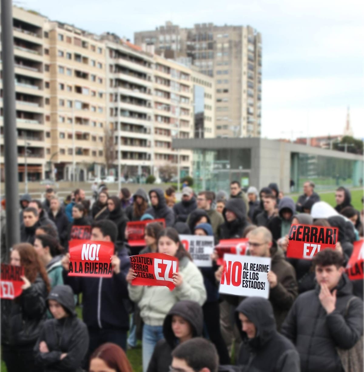 GKS protesta en Iruñea contra la agenda belicista del Gobierno español