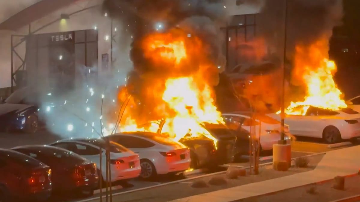 EEUU considerará  los ataques a Tesla como "terrorismo doméstico"