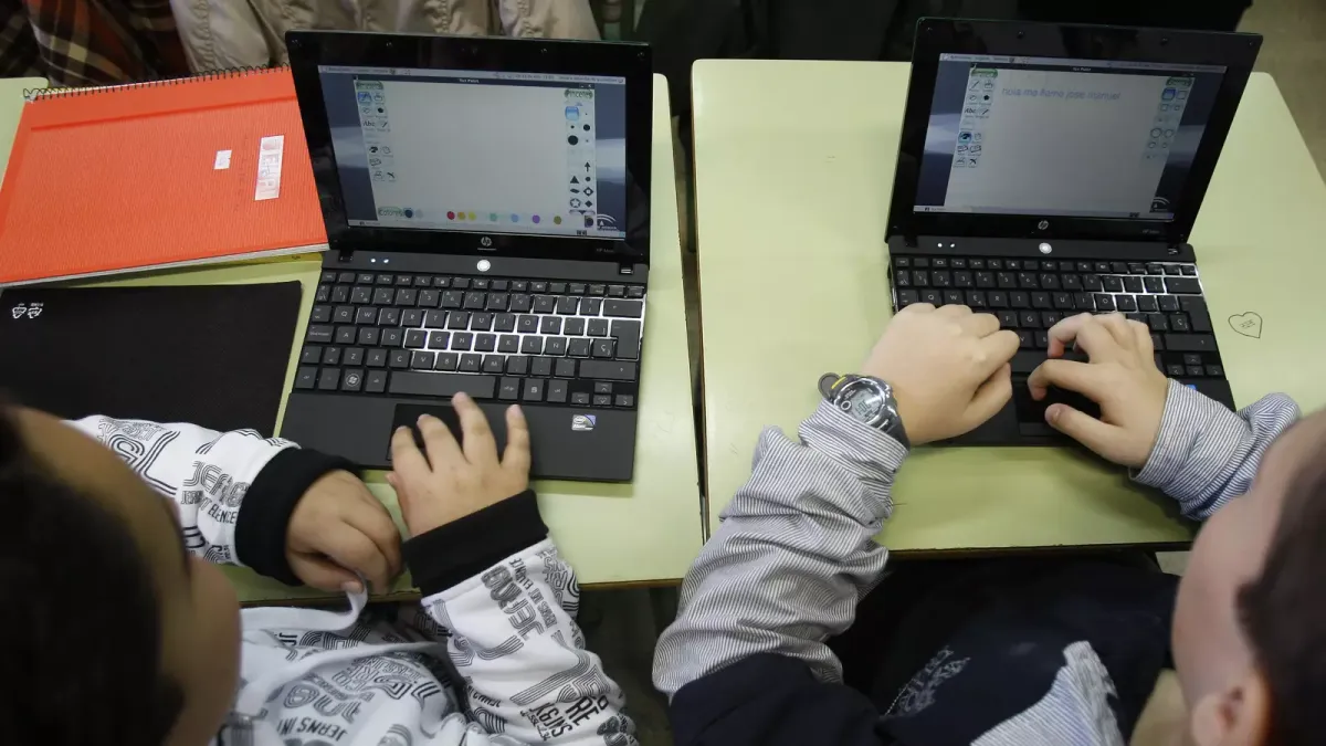 Anuncian la regulación del uso de dispositivos electrónicos en las aulas