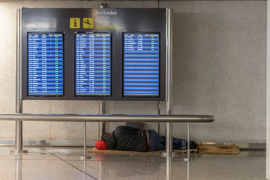500 personas duermen cada noche en los aeropuertos del Estado español