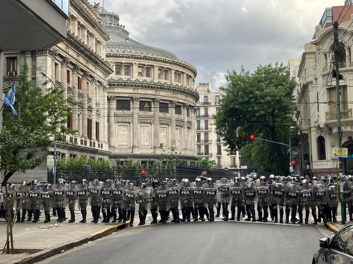 Argentina conmemora a las víctimas de la dictadura en medio de una creciente represión