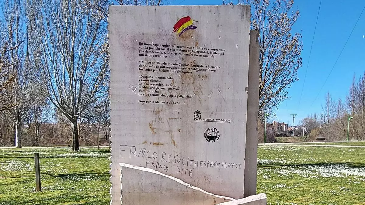Pintada fascista en el monumento a los fusilados del franquismo en León