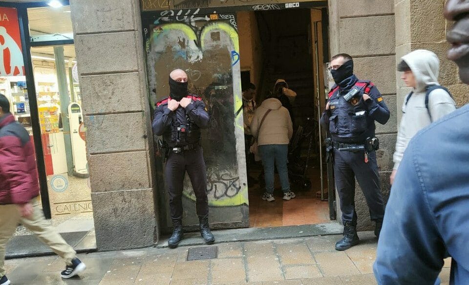 Una empresa con vínculos neonazis desahucia en el Raval