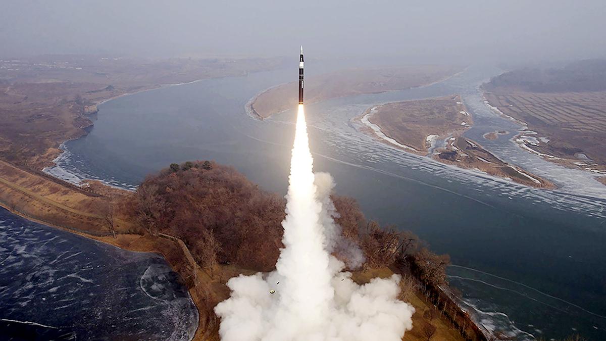 Corea del Norte lanza misiles balísticos al mar