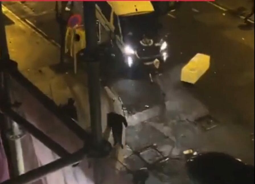 La Ertzaintza intenta atropellar a una persona durante los disturbios de Bilbao