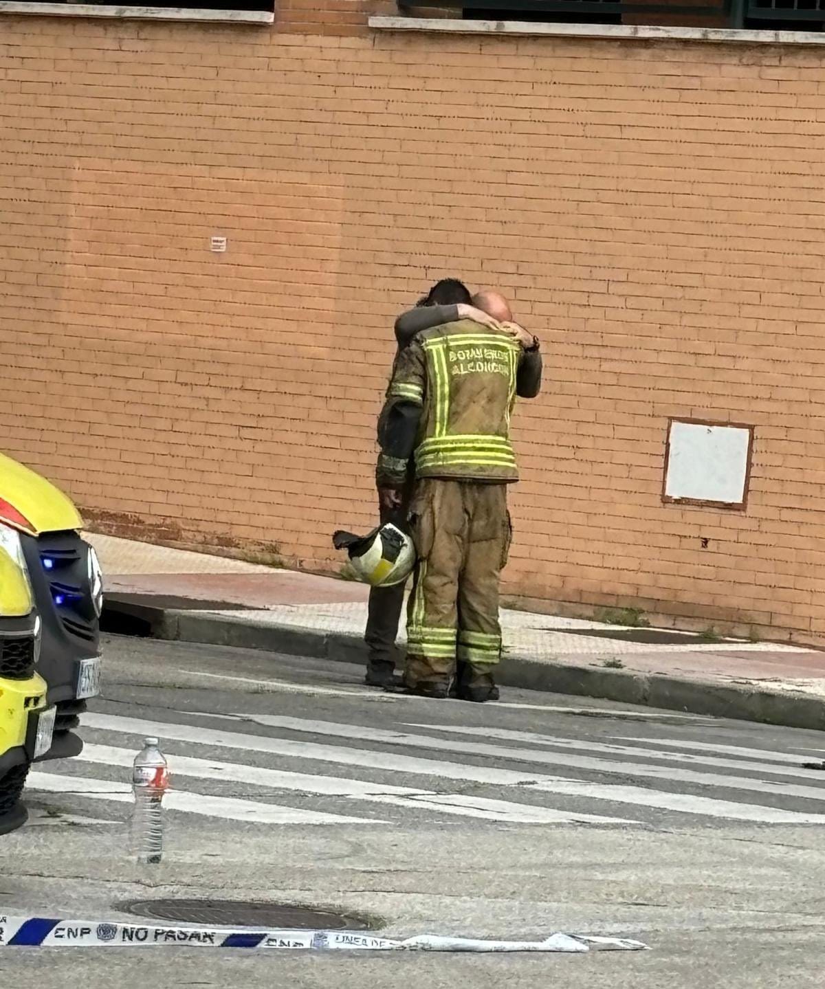 Dos bomberos mueren en Alcorcón por la difícil extinción de un coche eléctrico