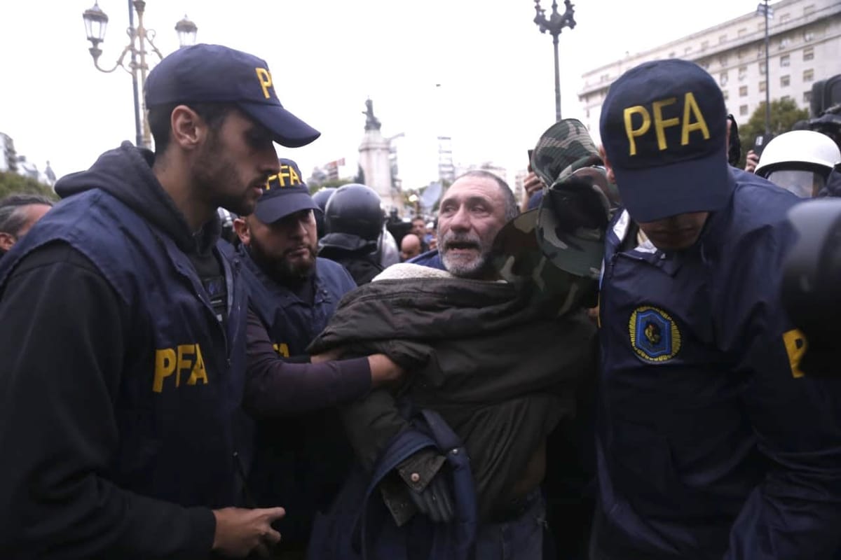 Otro miércoles de protestas y represión frente al Congreso argentino